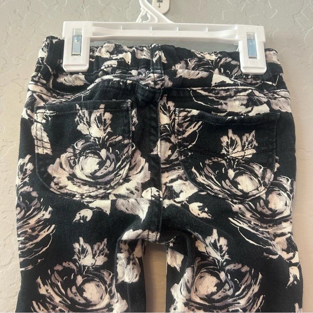 ⭐️Baby Gap black and white floral denim leggings size 4 years